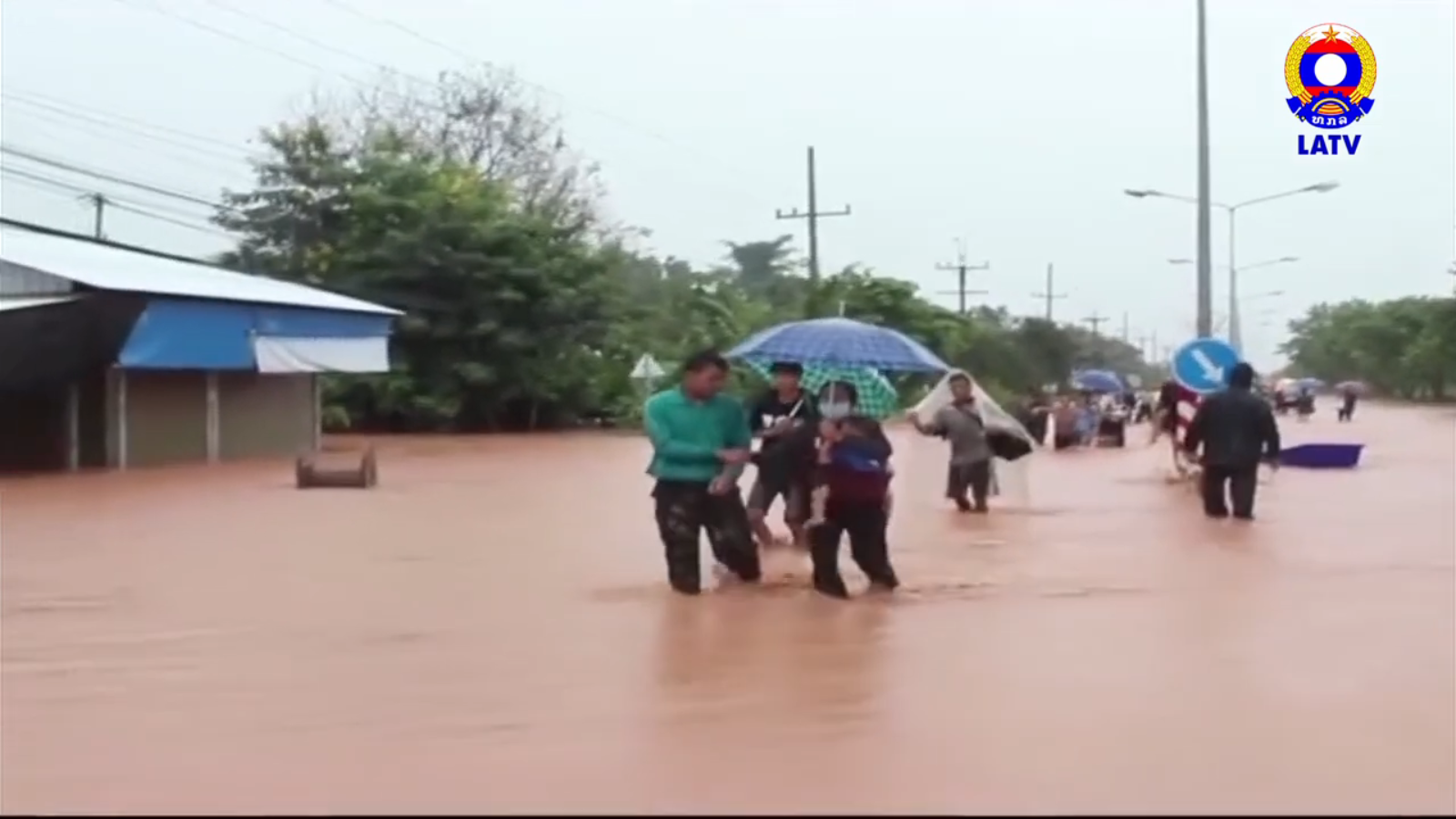 ສຸມກຳລັງເຂົ້າຊ່ວຍປະຊາຊົນຢູ່ເມືອງຫຼວງນໍ້າທາ ແຂວງຫຼວງນໍ້າທາ ທີ່ໄດ້ຮັບຜົນກະທົບໜັກຈາກໄພນໍ້າຖ້ວມ.