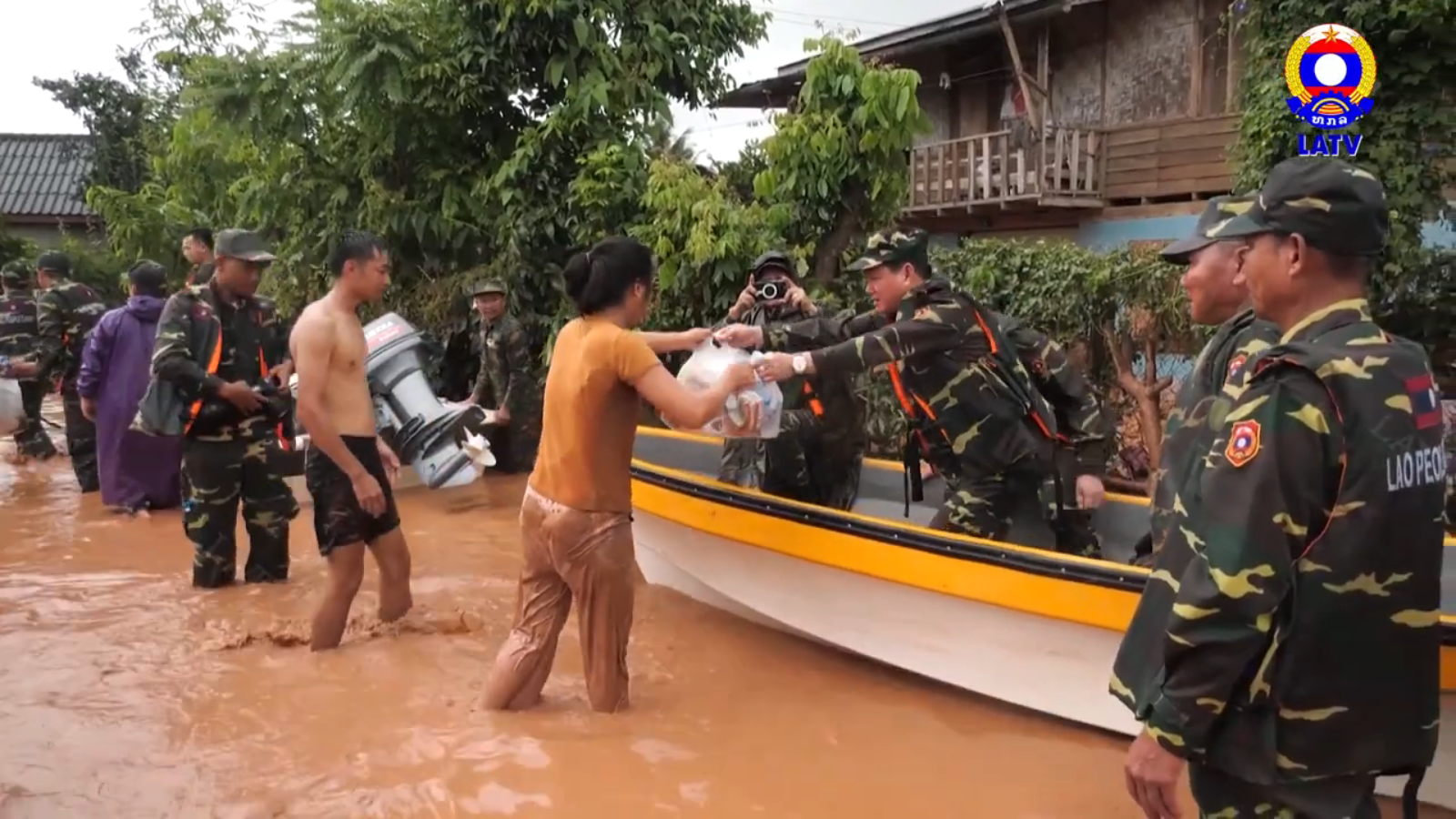 ຮອງລັດຖະມົນຕີກະຊວງປ້ອງກັນປະເທດ ລົງຢ້ຽມຢາມ ແລະ ມອບເງິນຊ່ວຍເຫຼືອ ແຂວງຫຼວງນໍ້າທາ.