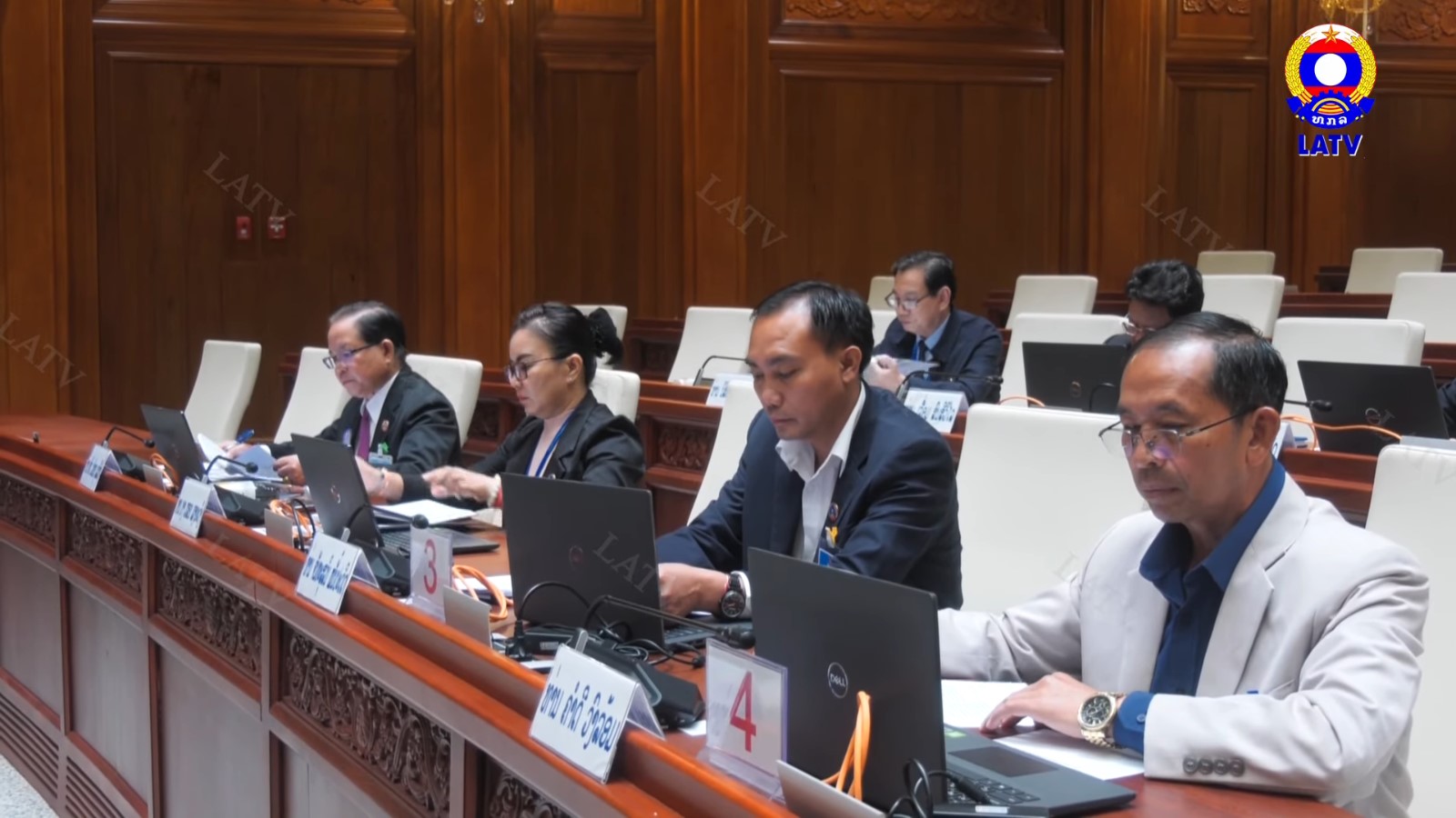 ລັດຖະມົນຕີກະຊວງການເງິນ ຊີ້ແຈງຕໍ່ຄຳຊັກຖາມຂອງສະພາແຫ່ງຊາດ.