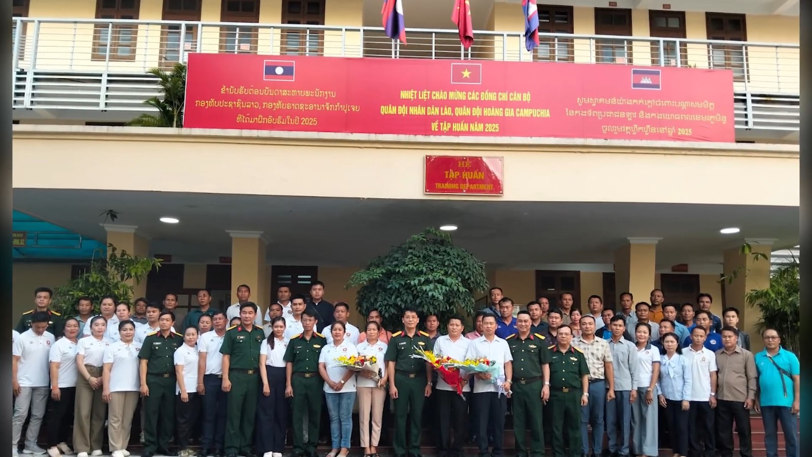 ພິທີຕ້ອນຮັບຄະນະຝຶກອົບຮົມກອງທັບປະຊາຊົນລາວ