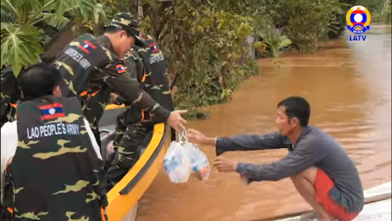 ກອງທັບຢູ່ຄຽງຂ້າງປະຊາຊົນ ໃນໄພພິບັດນໍ້າຖ້ວມ.