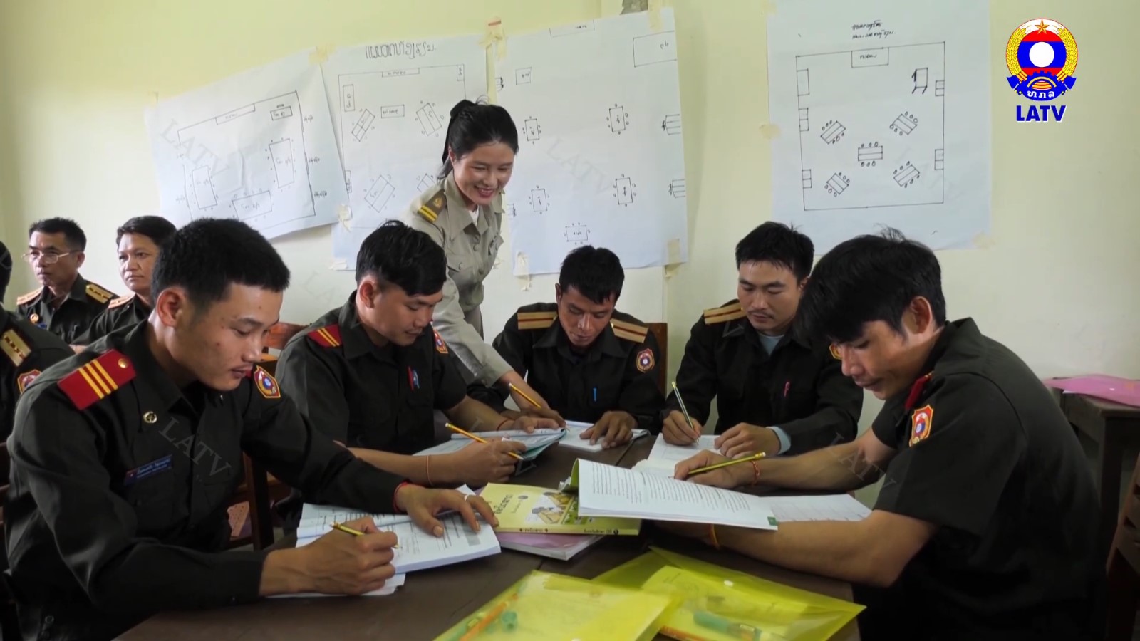 ນັກເຝິກອົບຮົມວິຊາຄູຊັ້ນປະຖົມສຶກສາ ຊຸດທີ III ສຸມໃສ່ຄົ້ນຄວ້າຍາດເອົາປະສົບການ ການຮຽນ-ການສອນ.